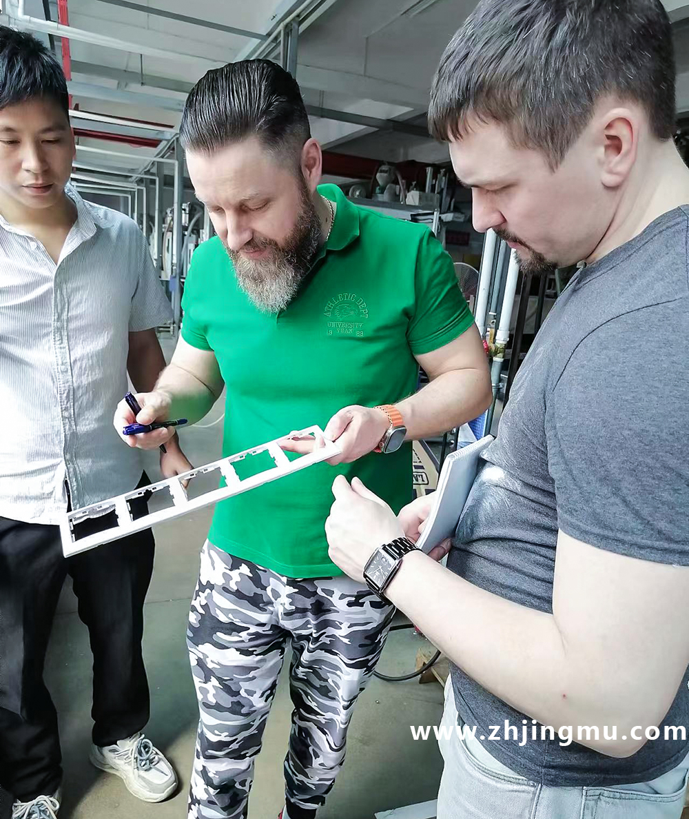 美國首次合作客戶親自到精模工廠驗(yàn)收模具